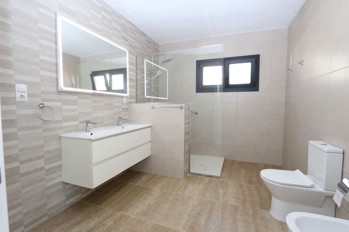 3 soverom Villa til salgs i Riviera del Sol med svømmebasseng garasje - € 1 390 000 (Ref: 9540381)