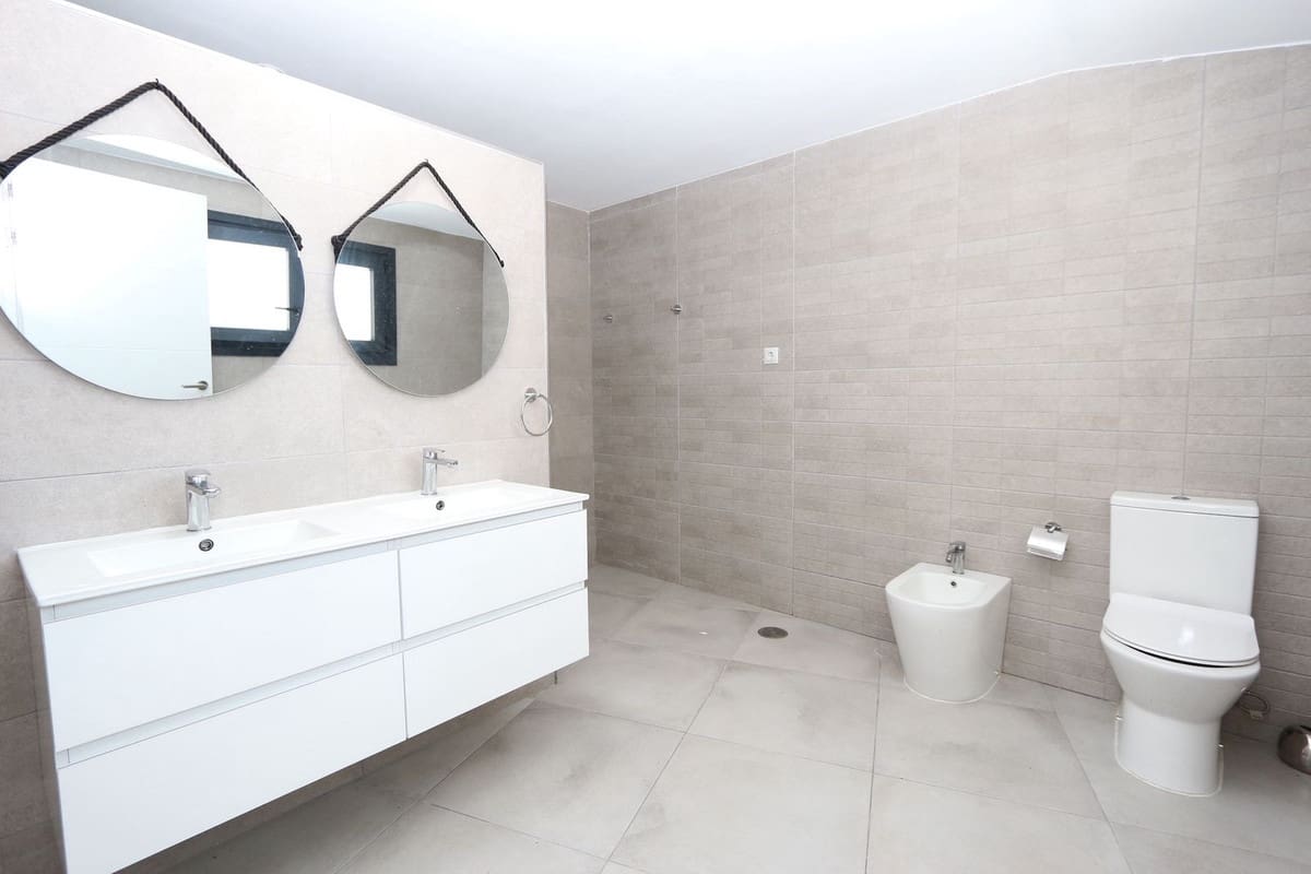 3 soverom Villa til salgs i Riviera del Sol med svømmebasseng garasje - € 1 390 000 (Ref: 9540381)