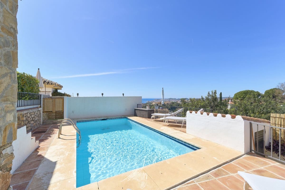 Chalet de 6 habitaciones en Fuengirola en venta con piscina - 1.390.000 € (Ref: 9540382)