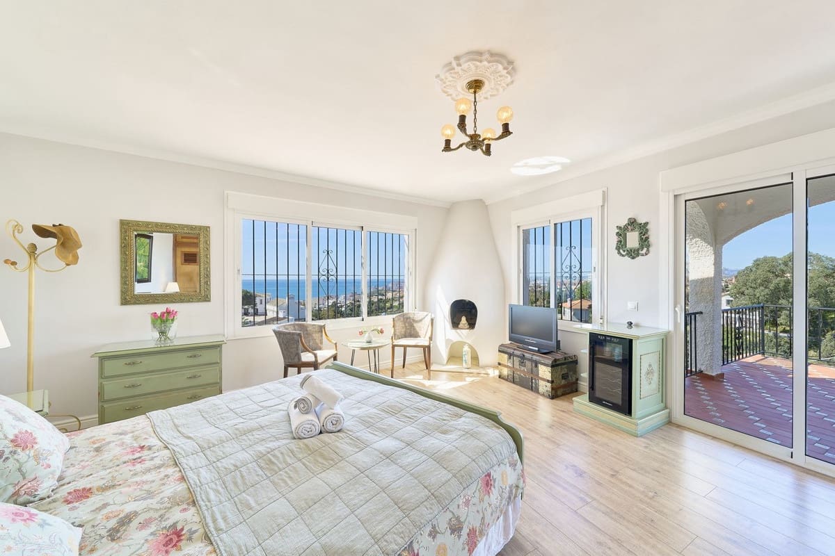 Chalet de 6 habitaciones en Fuengirola en venta con piscina - 1.390.000 € (Ref: 9540382)