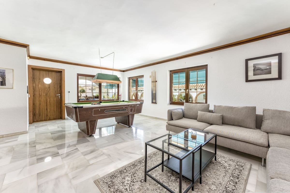 6 soveværelse Villa til salg i Benalmadena Costa med swimmingpool - € 1.390.000 (Ref: 9540383)