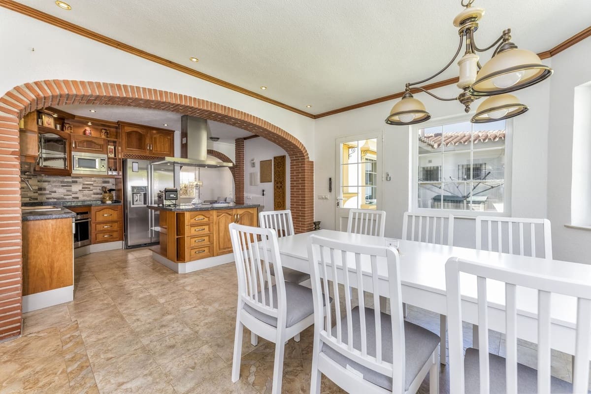 6 soveværelse Villa til salg i Benalmadena Costa med swimmingpool - € 1.390.000 (Ref: 9540383)