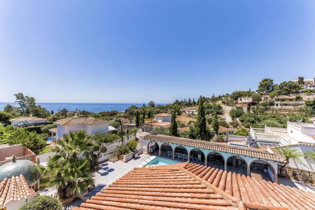 6 soveværelse Villa til salg i Benalmadena Costa med swimmingpool - € 1.390.000 (Ref: 9540383)