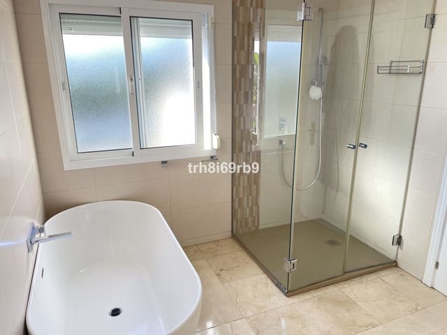 3 soveværelse Villa til salg i Cancelada, Estepona med swimmingpool - € 1.395.000 (Ref: 9540390)