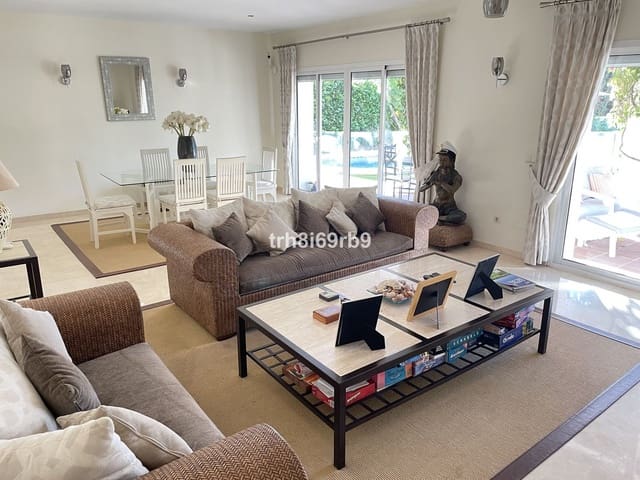 3 soveværelse Villa til salg i Cancelada, Estepona med swimmingpool - € 1.395.000 (Ref: 9540390)