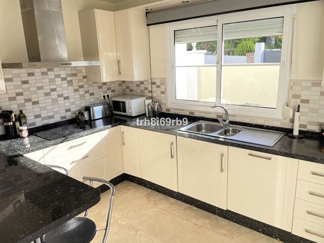 3 soveværelse Villa til salg i Cancelada, Estepona med swimmingpool - € 1.395.000 (Ref: 9540390)