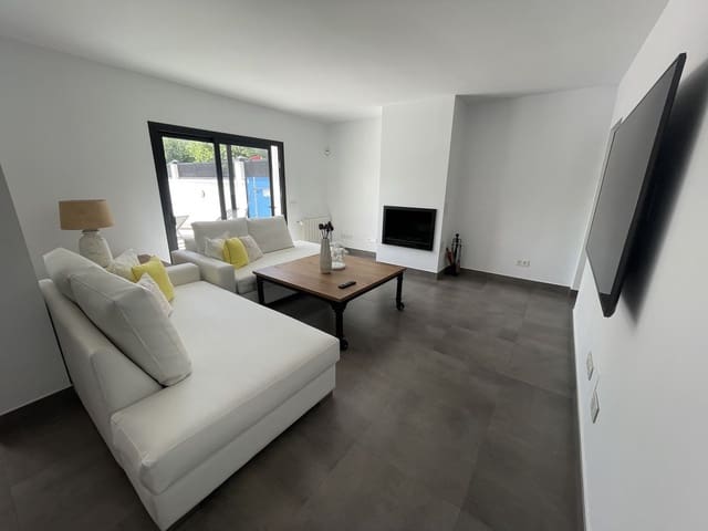 Chalet de 3 habitaciones en San Pedro de Alcántara Pueblo, Marbella en venta con piscina garaje - 1.395.000 € (Ref: 9540391)