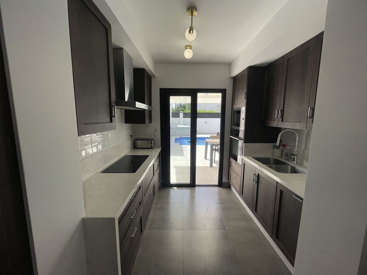 3 makuuhuone Huvila myytävänä paikassa San Pedro de Alcantara mukana uima-altaan 
autotalli - 1 395 000 € (Ref: 9540391)