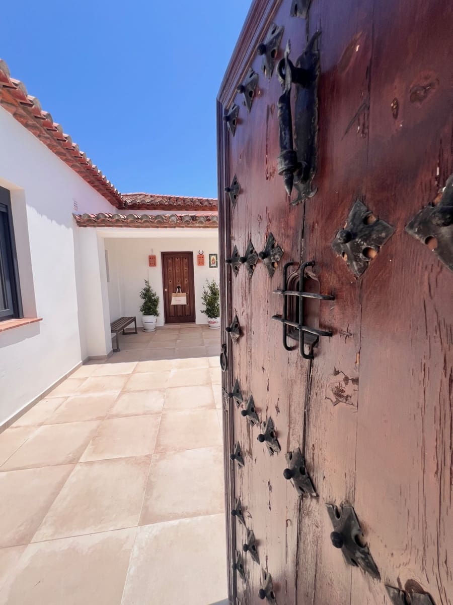 3 bedroom Villa for sale in New Golden Mile with pool - € 1,395,000 (Ref: 9540392)