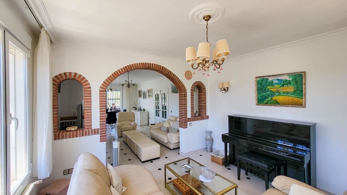 4 bedroom Villa for sale in Elviria with pool garage - € 1,395,000 (Ref: 9540394)