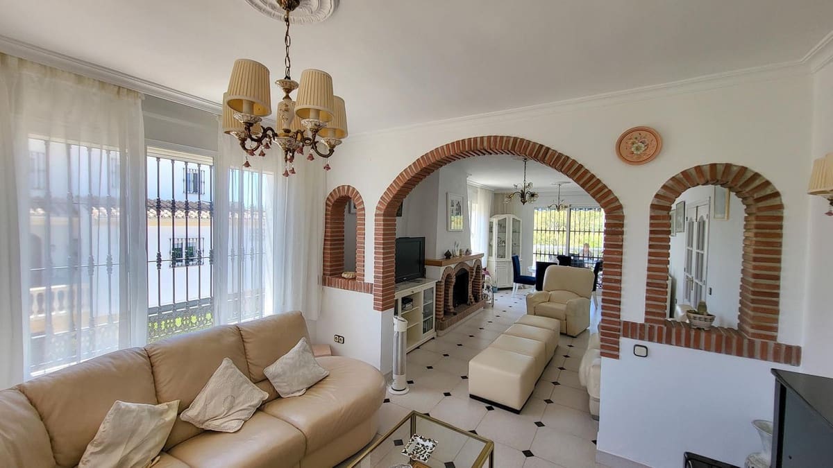 4 bedroom Villa for sale in Elviria with pool garage - € 1,395,000 (Ref: 9540394)