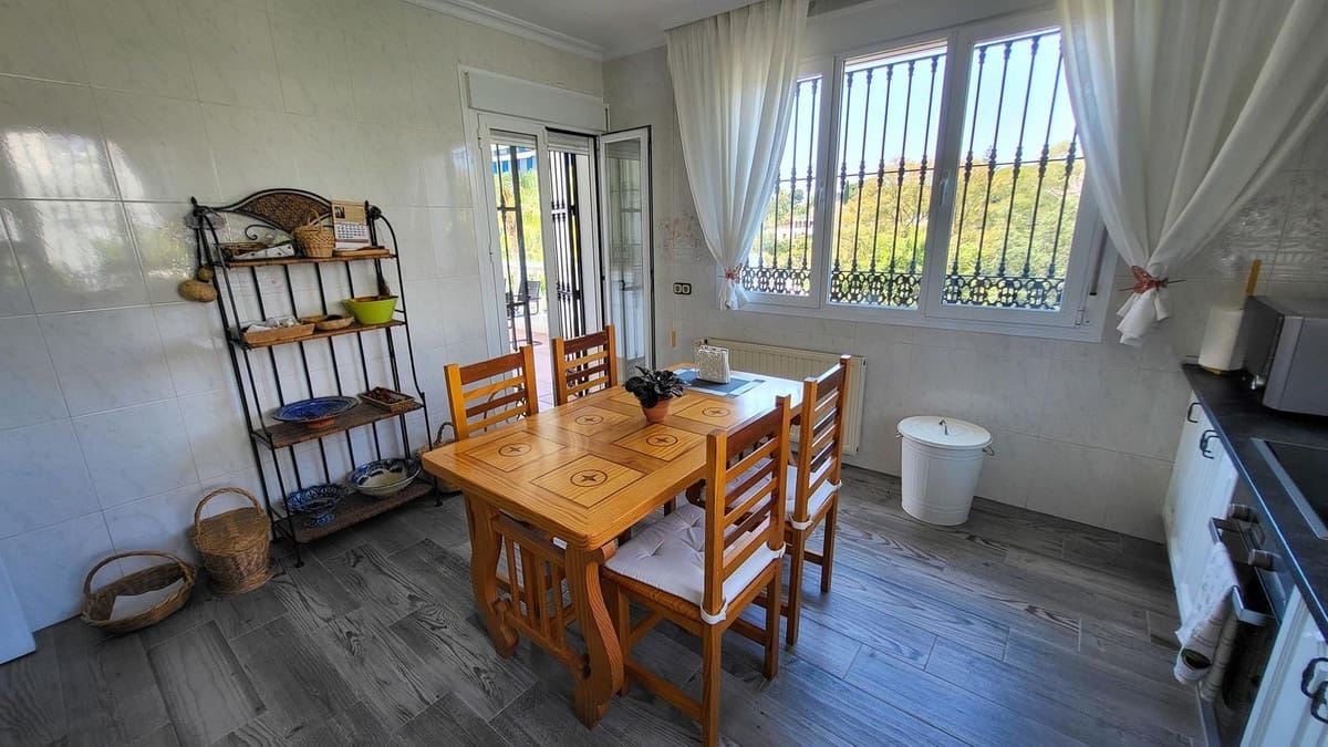 4 bedroom Villa for sale in Elviria with pool garage - € 1,395,000 (Ref: 9540394)