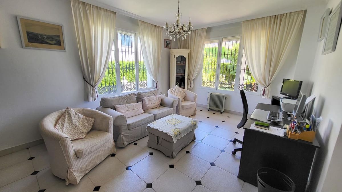 4 bedroom Villa for sale in Elviria with pool garage - € 1,395,000 (Ref: 9540394)