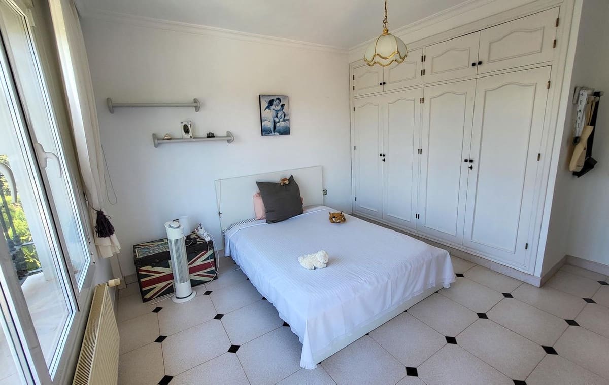 4 bedroom Villa for sale in Elviria with pool garage - € 1,395,000 (Ref: 9540394)