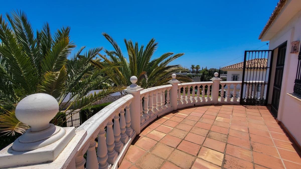 4 bedroom Villa for sale in Elviria with pool garage - € 1,395,000 (Ref: 9540394)