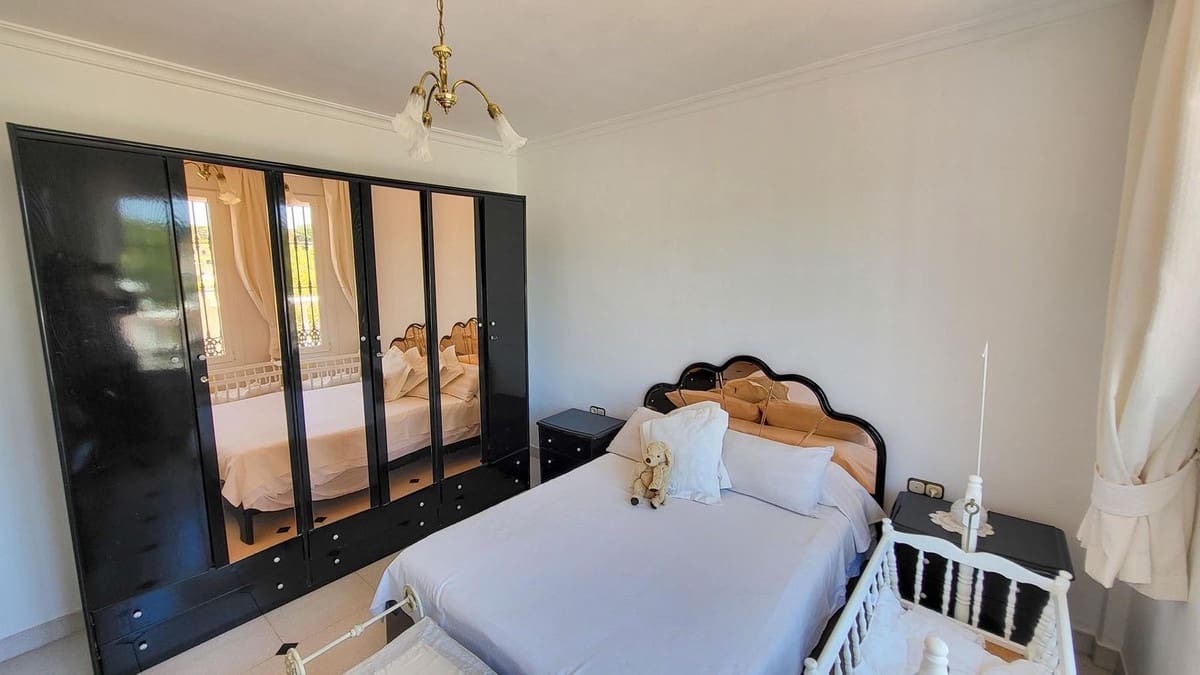 4 bedroom Villa for sale in Elviria with pool garage - € 1,395,000 (Ref: 9540394)