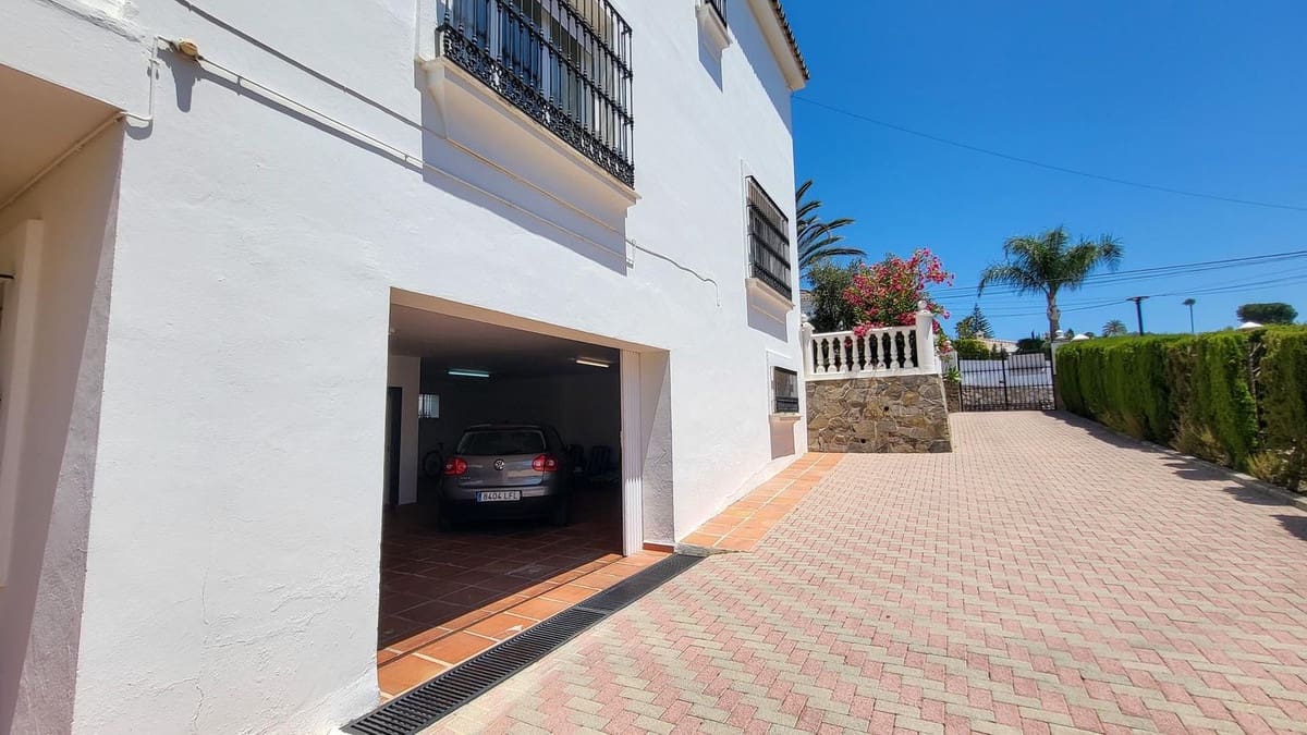 4 bedroom Villa for sale in Elviria with pool garage - € 1,395,000 (Ref: 9540394)