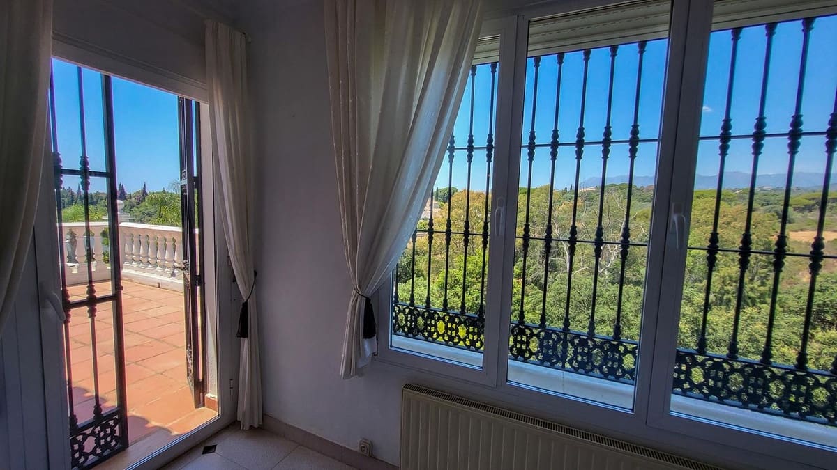 4 bedroom Villa for sale in Elviria with pool garage - € 1,395,000 (Ref: 9540394)