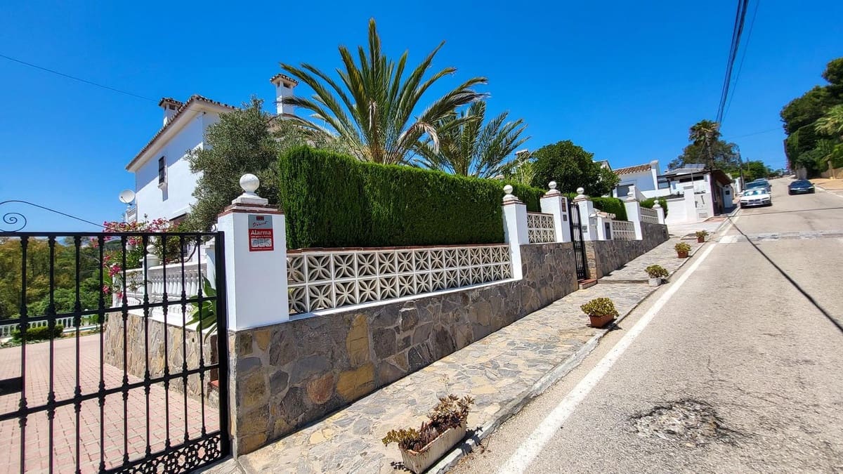 4 bedroom Villa for sale in Elviria with pool garage - € 1,395,000 (Ref: 9540394)