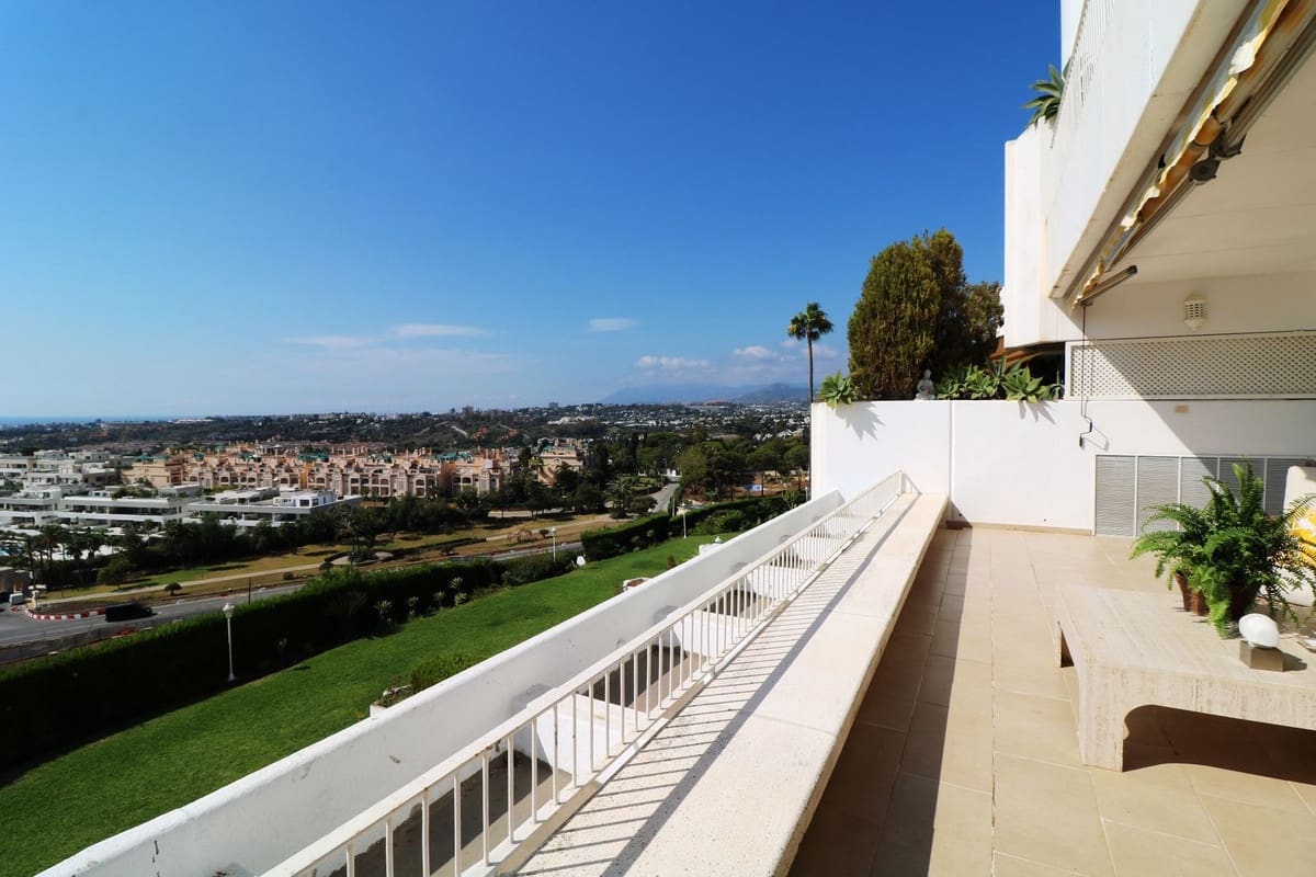 2 bedroom Apartment for sale in Marbella with pool garage - € 1,400,000 (Ref: 9540401)