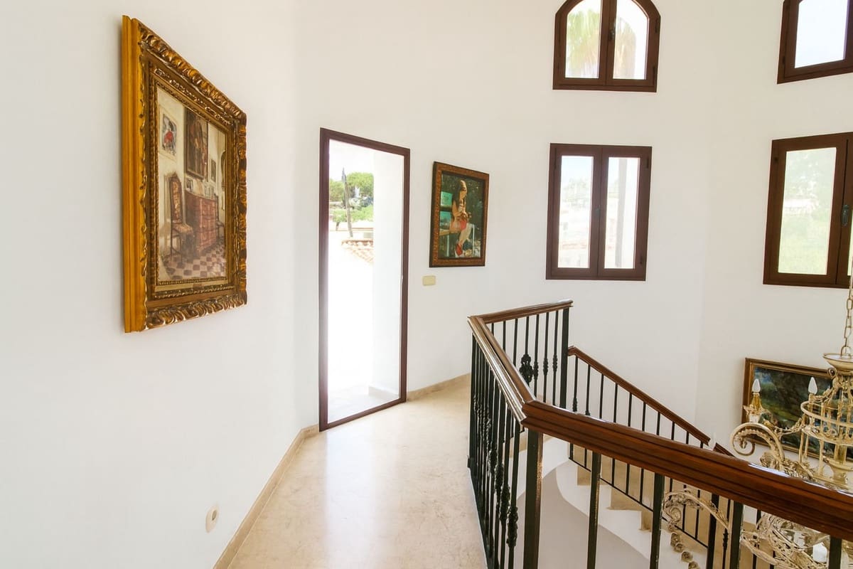 3 bedroom Villa for sale in El Paraiso with pool garage - € 1,400,000 (Ref: 9540402)