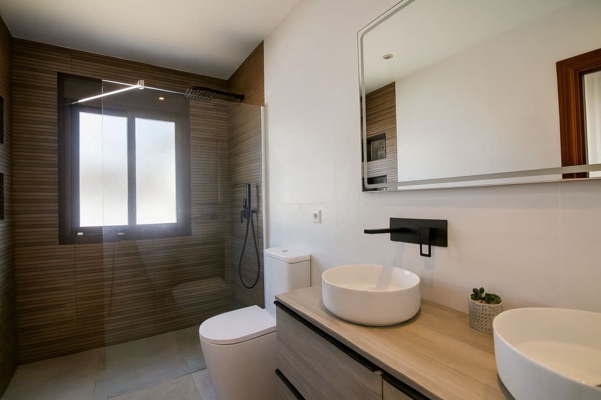 4 bedroom Villa for sale in El Paraiso with pool garage - € 1,400,000 (Ref: 9540402)