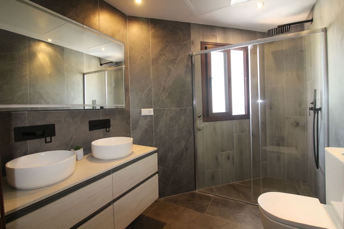 4 bedroom Villa for sale in El Paraiso with pool garage - € 1,400,000 (Ref: 9540402)