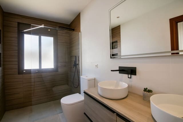 4 soverom Villa til salgs i El Paraiso, Estepona med svømmebasseng garasje - € 1 400 000 (Ref: 9540402)