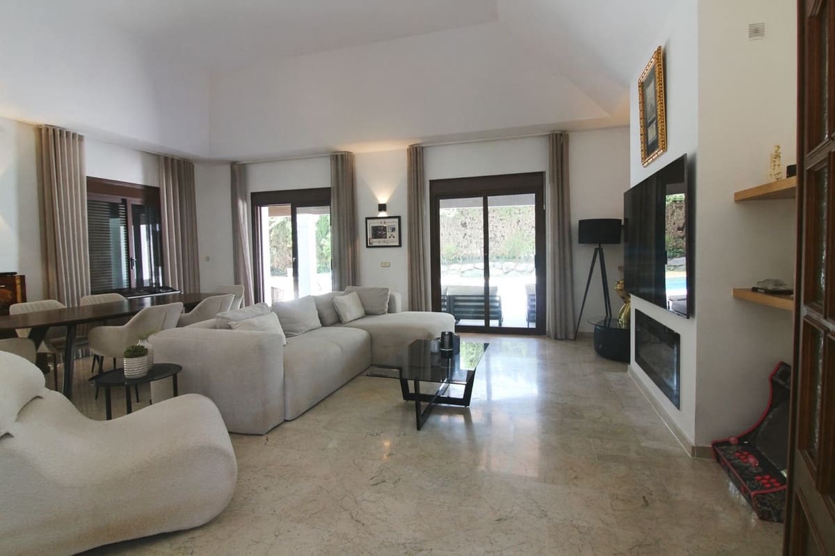 4 bedroom Villa for sale in El Paraiso with pool garage - € 1,400,000 (Ref: 9540402)