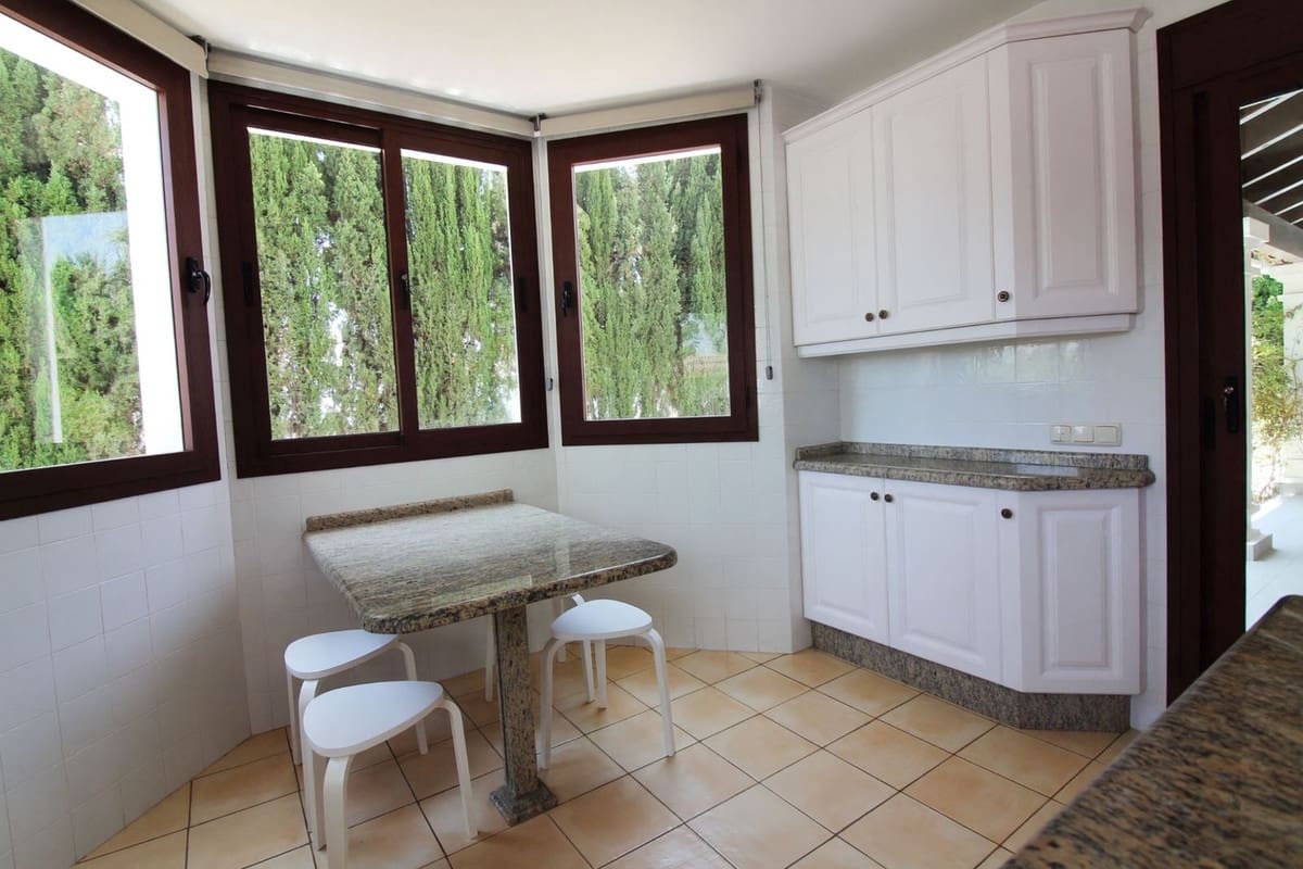 4 bedroom Villa for sale in El Paraiso with pool garage - € 1,400,000 (Ref: 9540402)