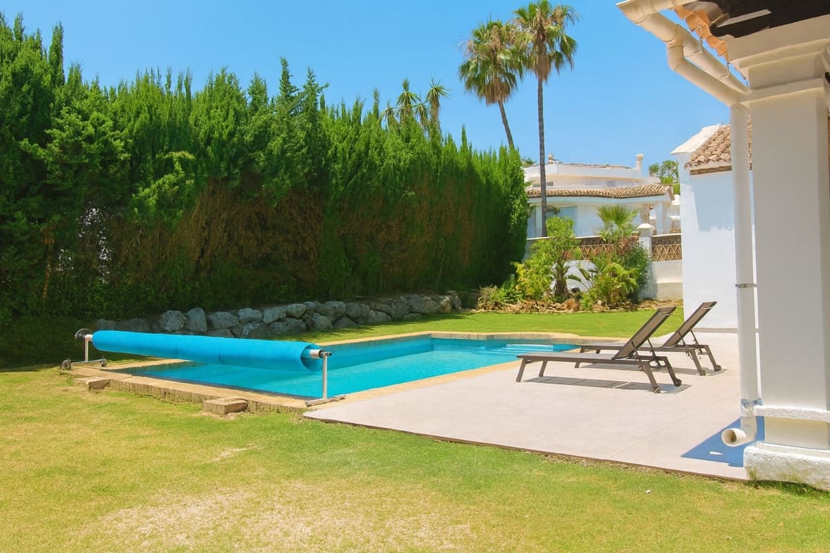 4 bedroom Villa for sale in El Paraiso with pool garage - € 1,400,000 (Ref: 9540402)