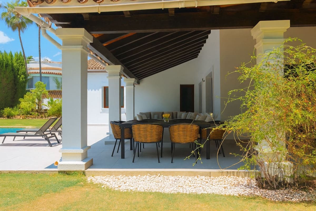 4 bedroom Villa for sale in El Paraiso with pool garage - € 1,400,000 (Ref: 9540402)