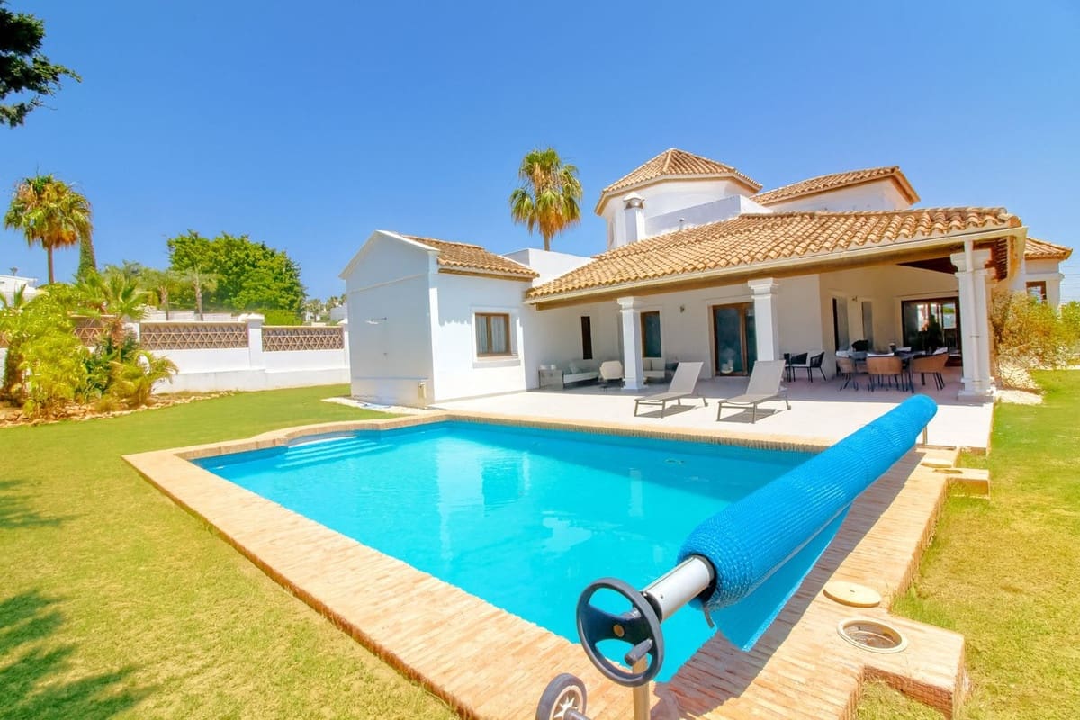 4 bedroom Villa for sale in El Paraiso with pool garage - € 1,400,000 (Ref: 9540402)