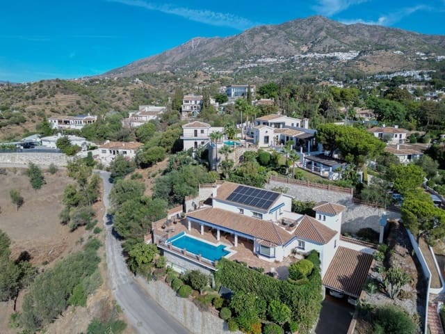 Chalet de 4 habitaciones en Mijas pueblo, Mijas en venta con piscina garaje - 1.395.000 € (Ref: 9540406)