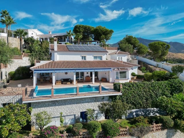 Chalet de 4 habitaciones en Mijas pueblo, Mijas en venta con piscina garaje - 1.395.000 € (Ref: 9540406)