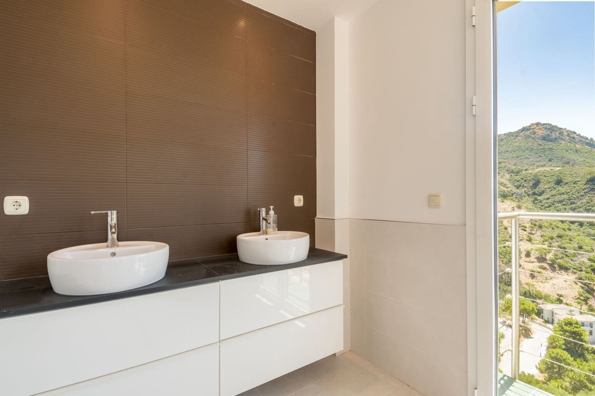 5 bedroom Villa for sale in Benahavis with pool garage - € 1,400,000 (Ref: 9540408)