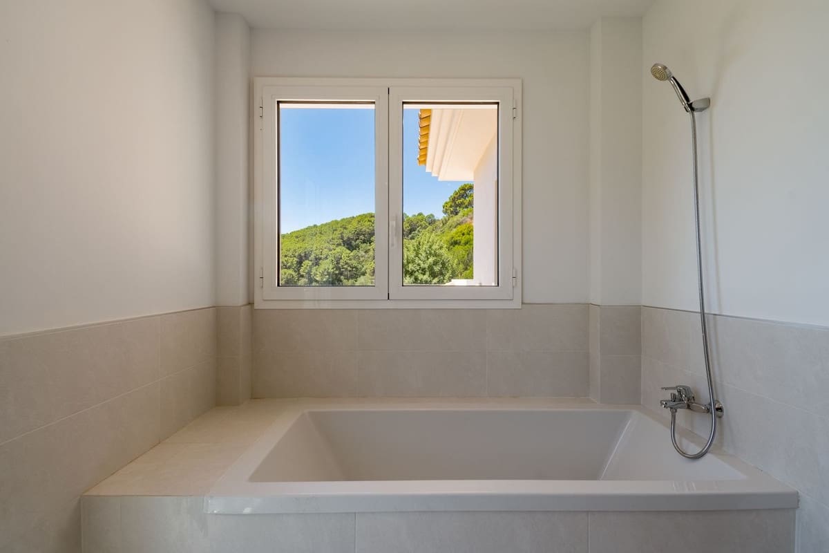 5 bedroom Villa for sale in Benahavis with pool garage - € 1,400,000 (Ref: 9540408)