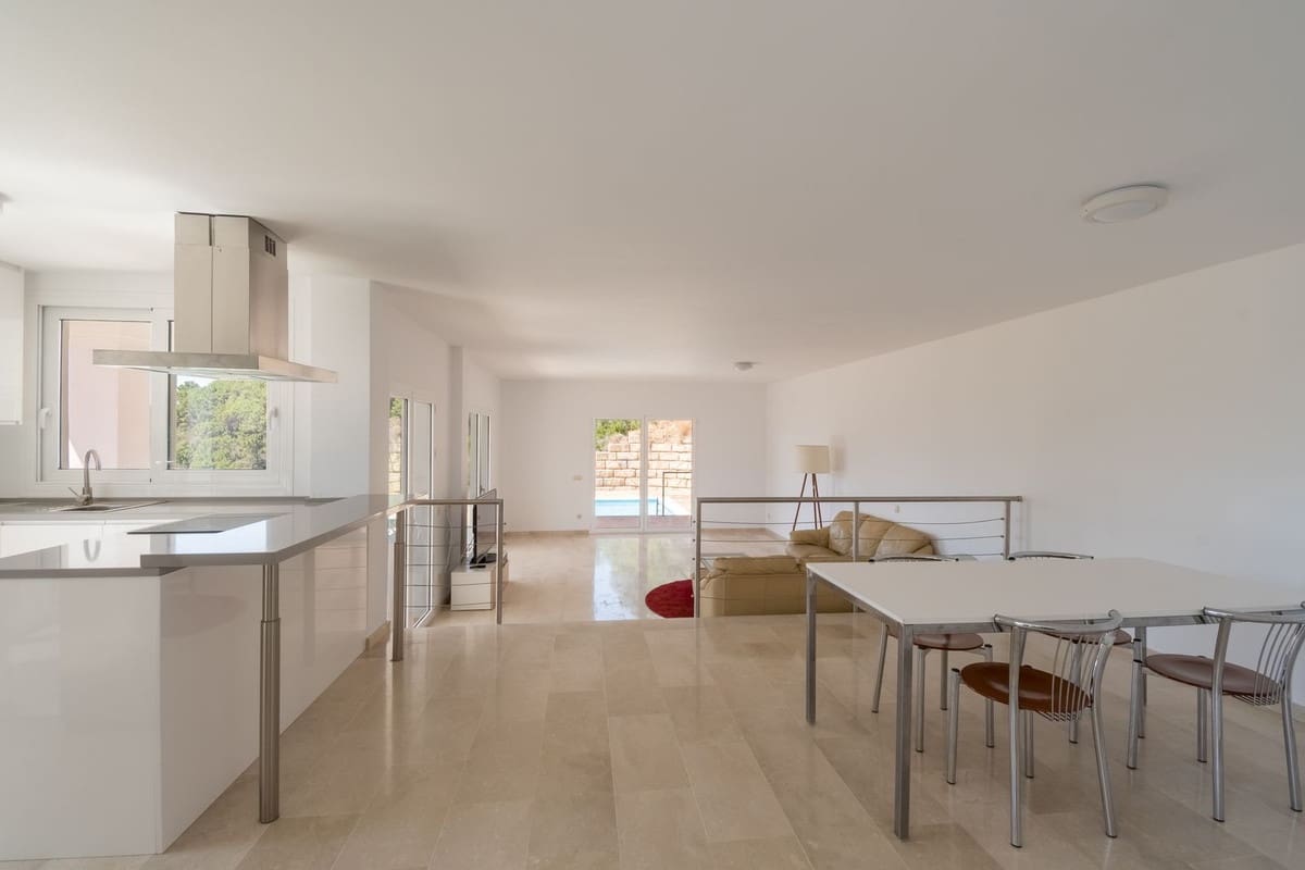 5 bedroom Villa for sale in Benahavis with pool garage - € 1,400,000 (Ref: 9540408)