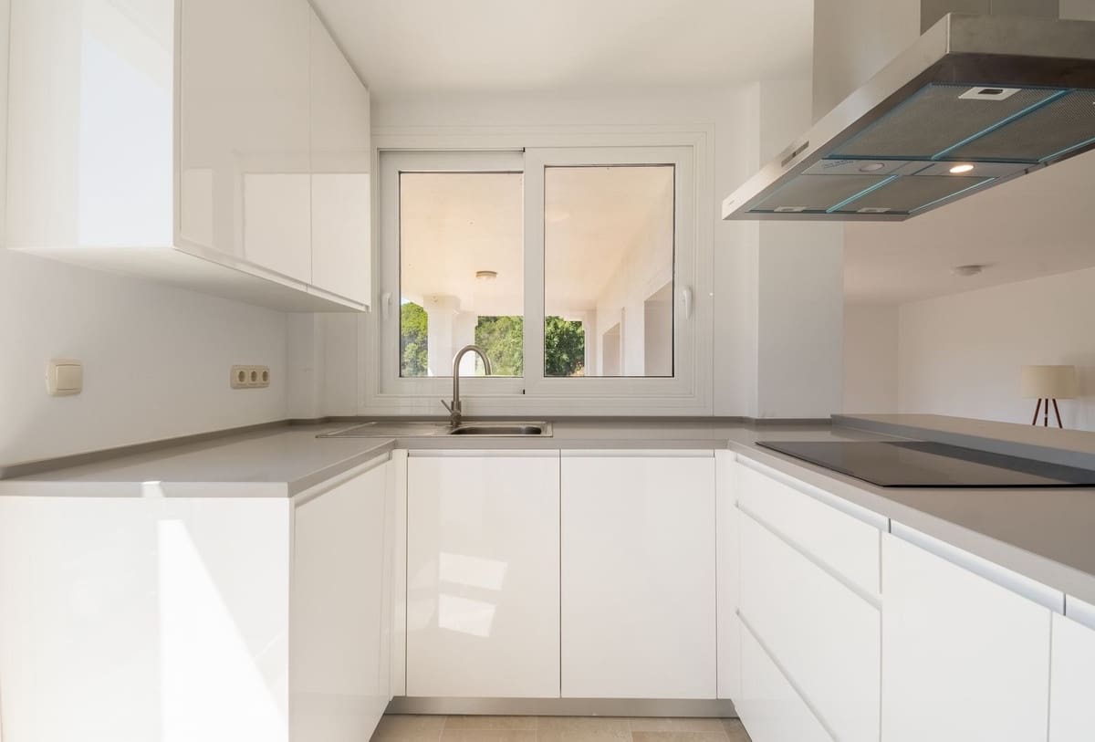 5 bedroom Villa for sale in Benahavis with pool garage - € 1,400,000 (Ref: 9540408)