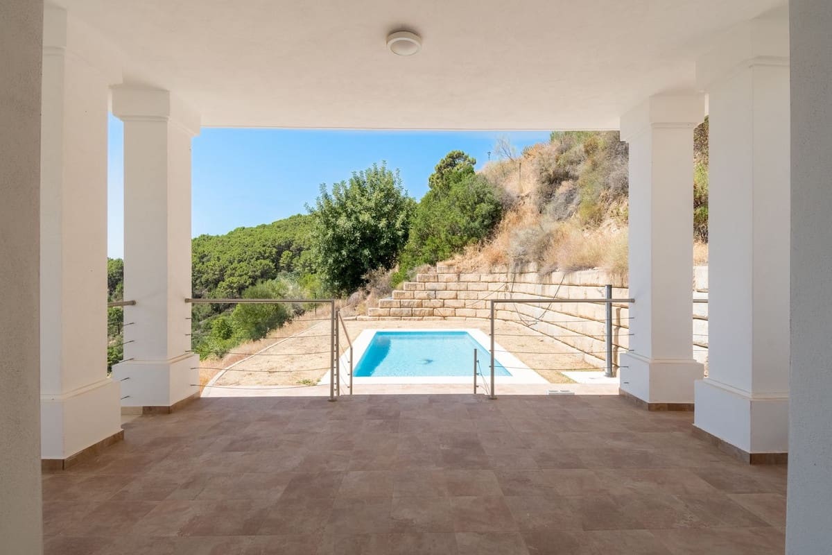 5 bedroom Villa for sale in Benahavis with pool garage - € 1,400,000 (Ref: 9540408)