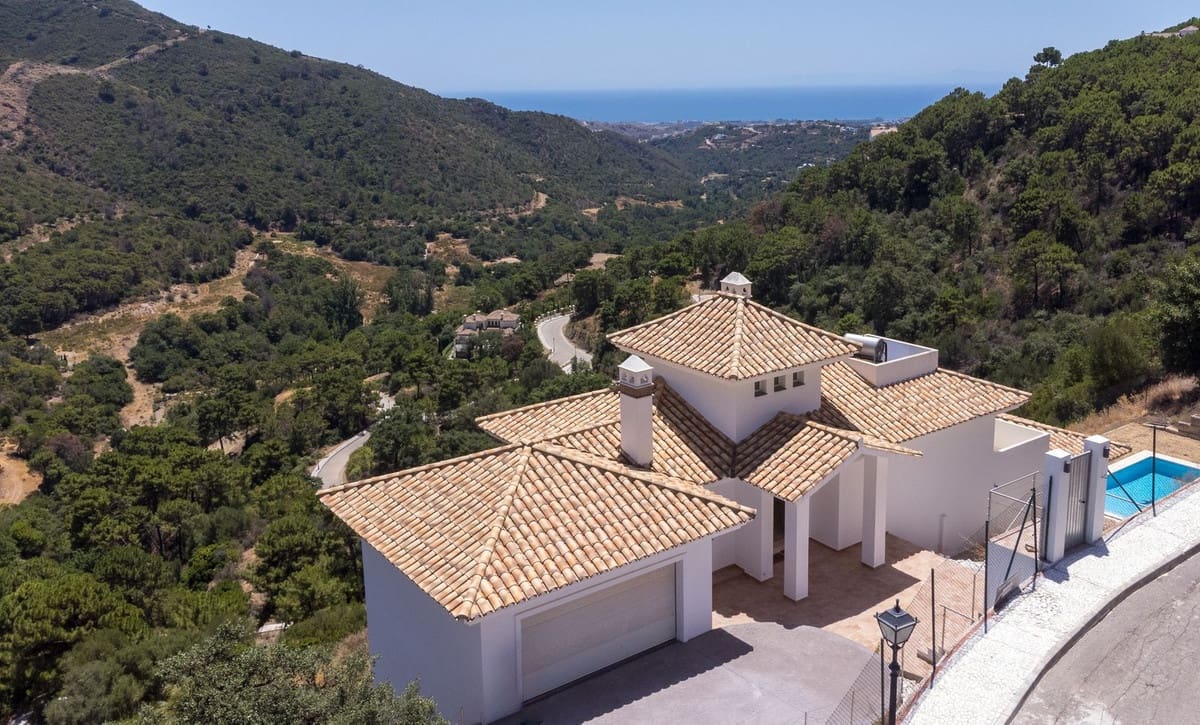 5 bedroom Villa for sale in Benahavis with pool garage - € 1,400,000 (Ref: 9540408)