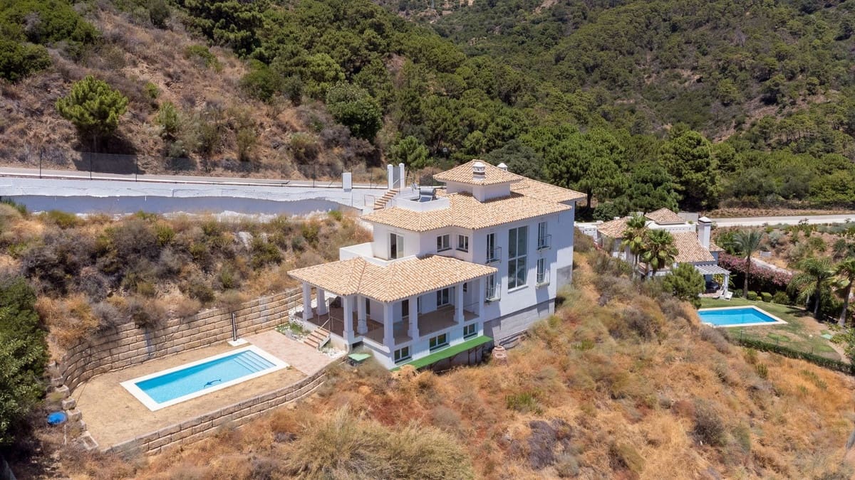 5 bedroom Villa for sale in Benahavis with pool garage - € 1,400,000 (Ref: 9540408)