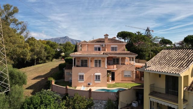 Chalet de 6 habitaciones en San Pedro de Alcántara Pueblo, Marbella en venta con piscina garaje - 1.400.000 € (Ref: 9540409)