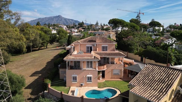 Chalet de 6 habitaciones en San Pedro de Alcántara Pueblo, Marbella en venta con piscina garaje - 1.400.000 € (Ref: 9540409)