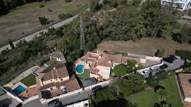 6 slaapkamer Villa te koop in San Pedro de Alcántara Pueblo, Marbella met zwembad garage - € 1.350.000 (Ref: 9540409)