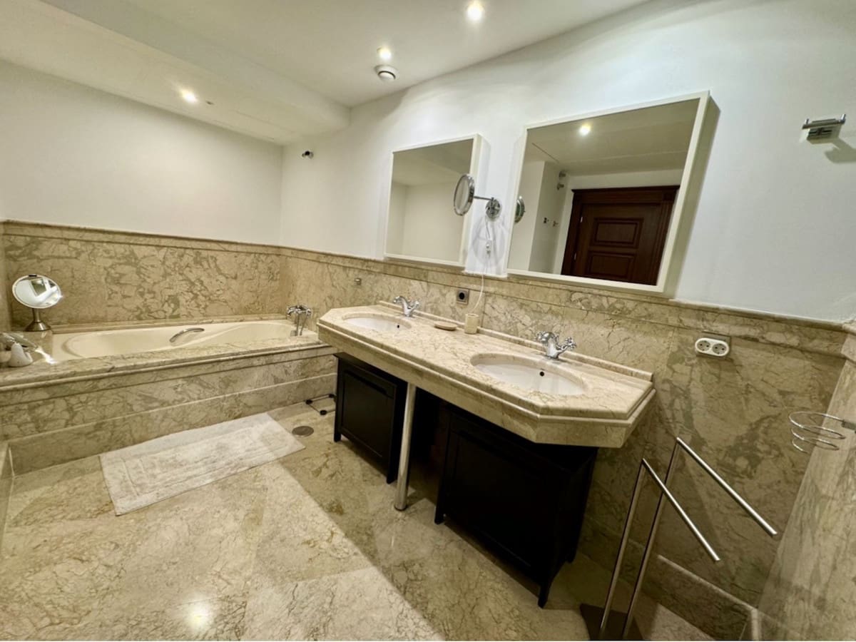 Apartamento de 3 habitaciones en San Pedro de Alcantara en venta con piscina - 1.450.000 € (Ref: 9540424)