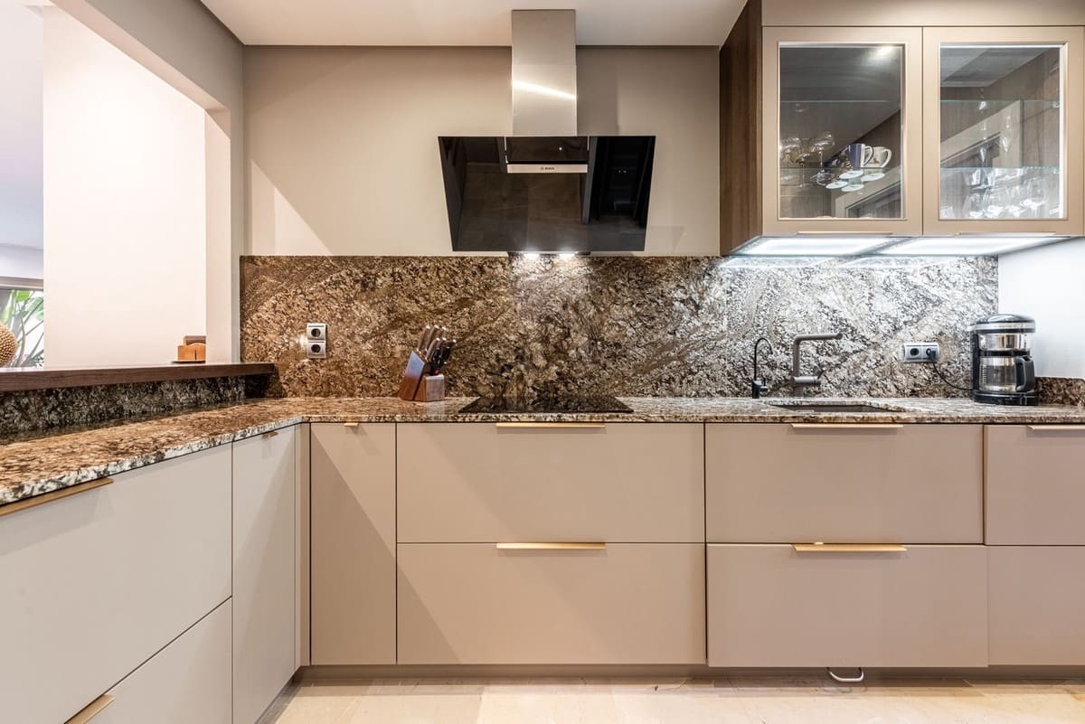 2 soverom Leilighet til salgs i Golden Mile med svømmebasseng garasje - € 1 495 000 (Ref: 9540449)