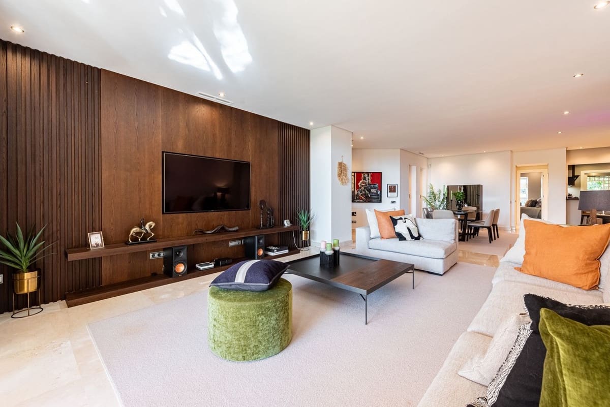 2 soverom Leilighet til salgs i Golden Mile med svømmebasseng garasje - € 1 495 000 (Ref: 9540449)