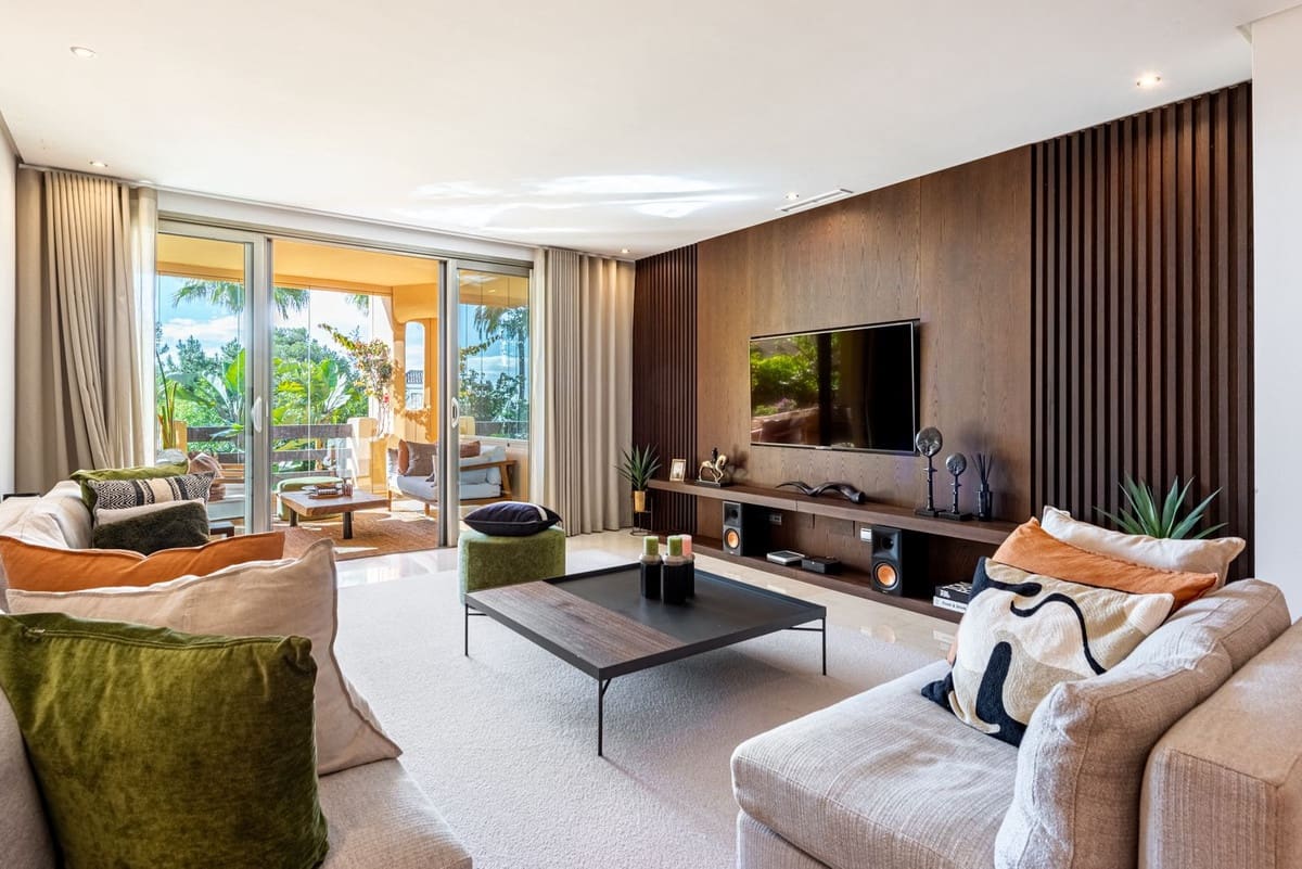 2 soverom Leilighet til salgs i Golden Mile med svømmebasseng garasje - € 1 495 000 (Ref: 9540449)