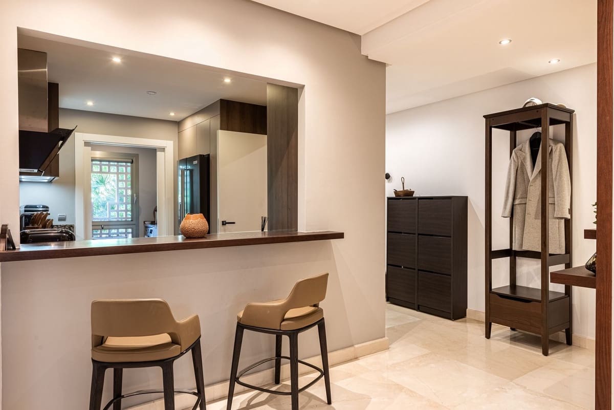 2 soverom Leilighet til salgs i Golden Mile med svømmebasseng garasje - € 1 495 000 (Ref: 9540449)